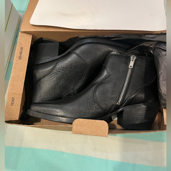 Boots - Picture 3 of 4